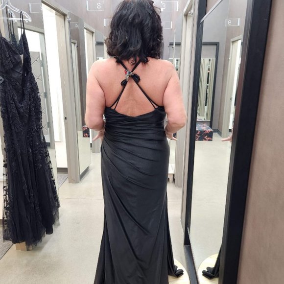 Black gown - Picture 2 of 10